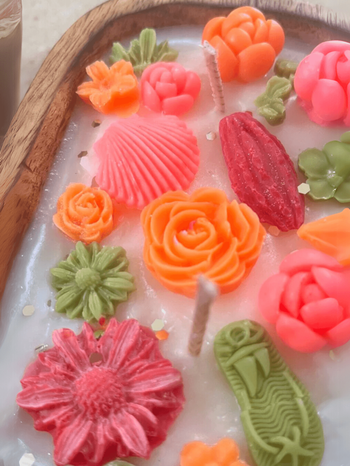 Hand-poured Soy Candles in Wooden Tub - Multicolor flowers - Lily
