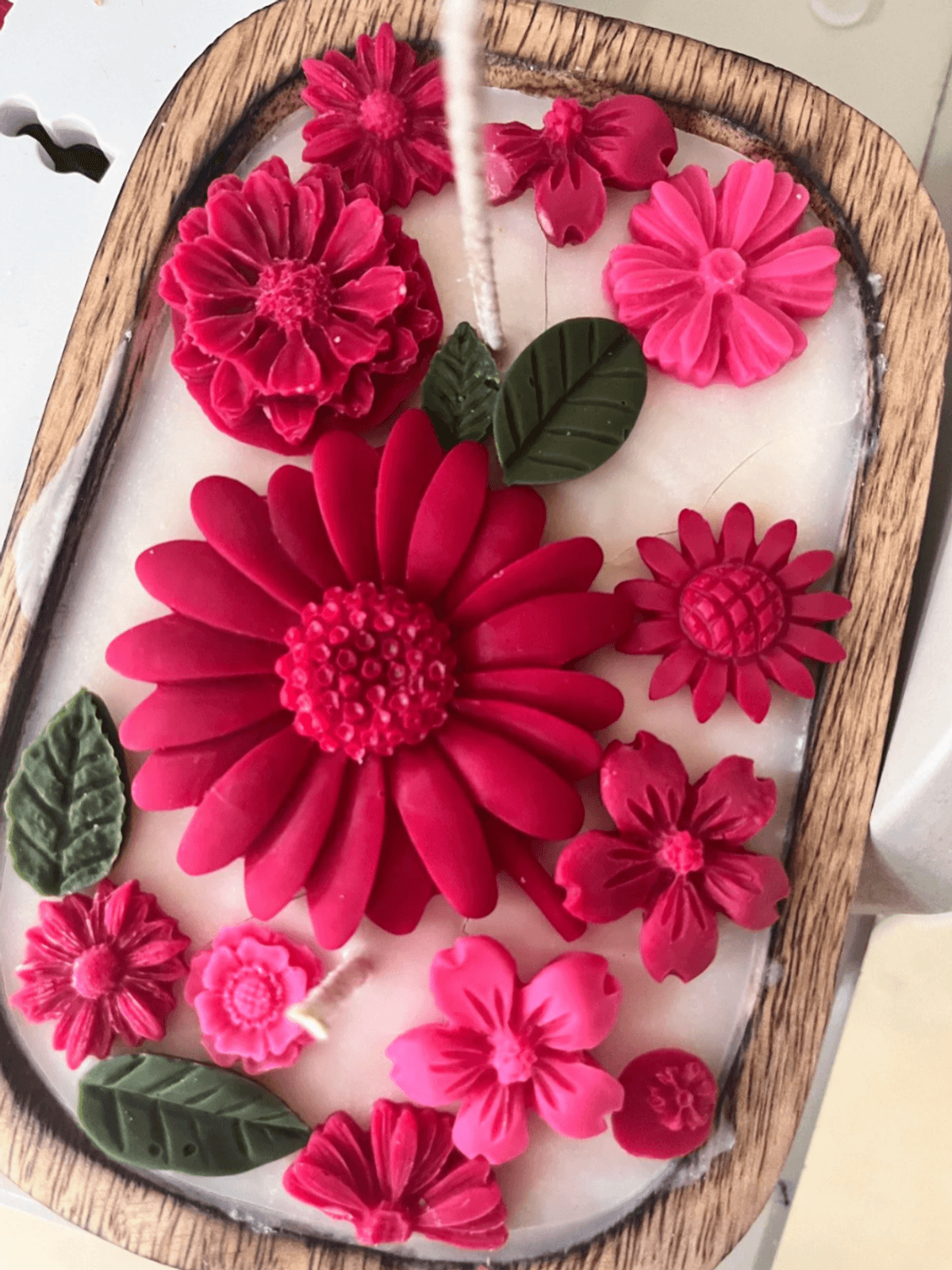 Hand-poured Soy Candles in Wooden Tub - Red and green petals - Oudh