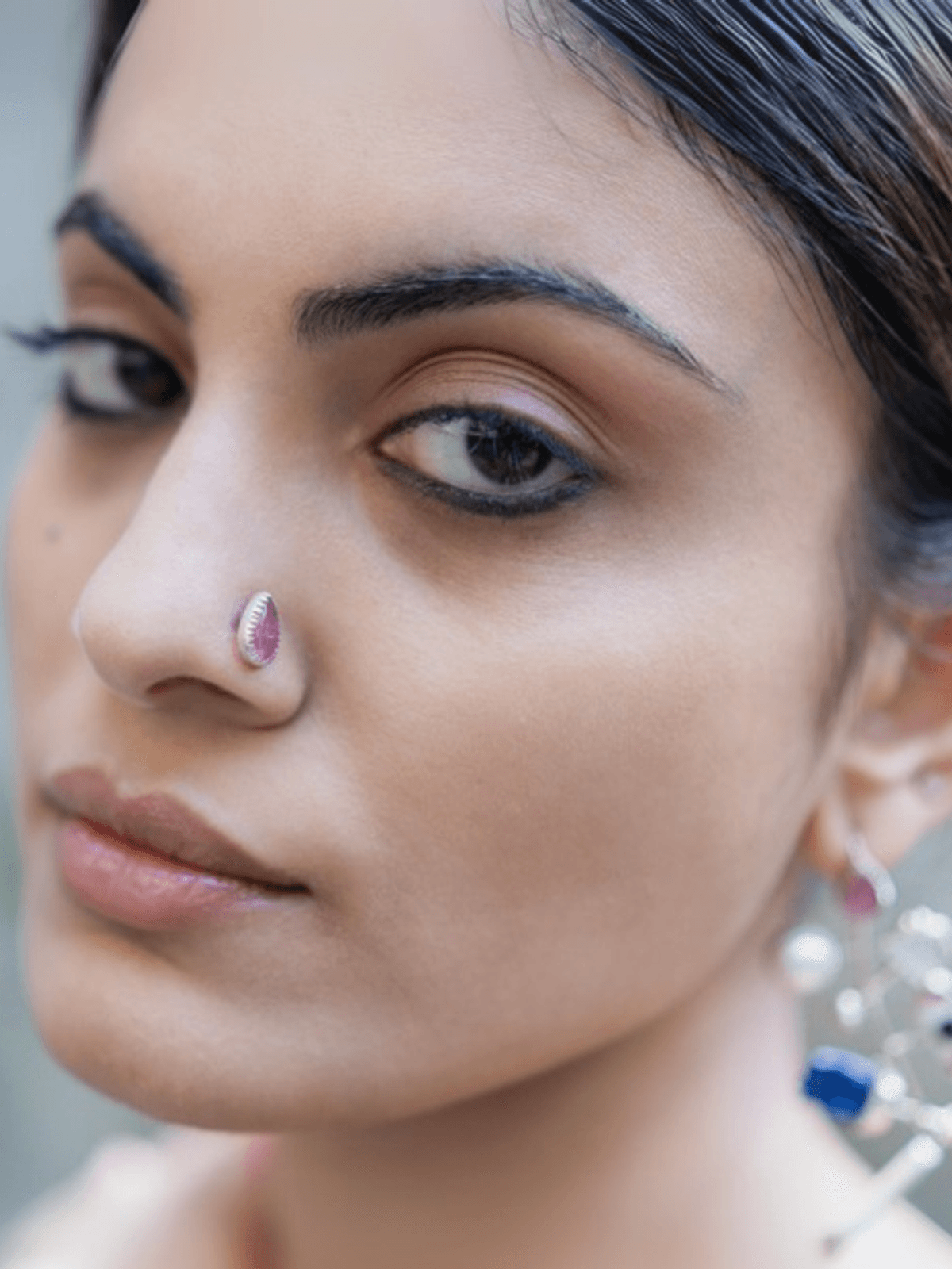 PICHWAI AMETHYST BUD NOSE PIN