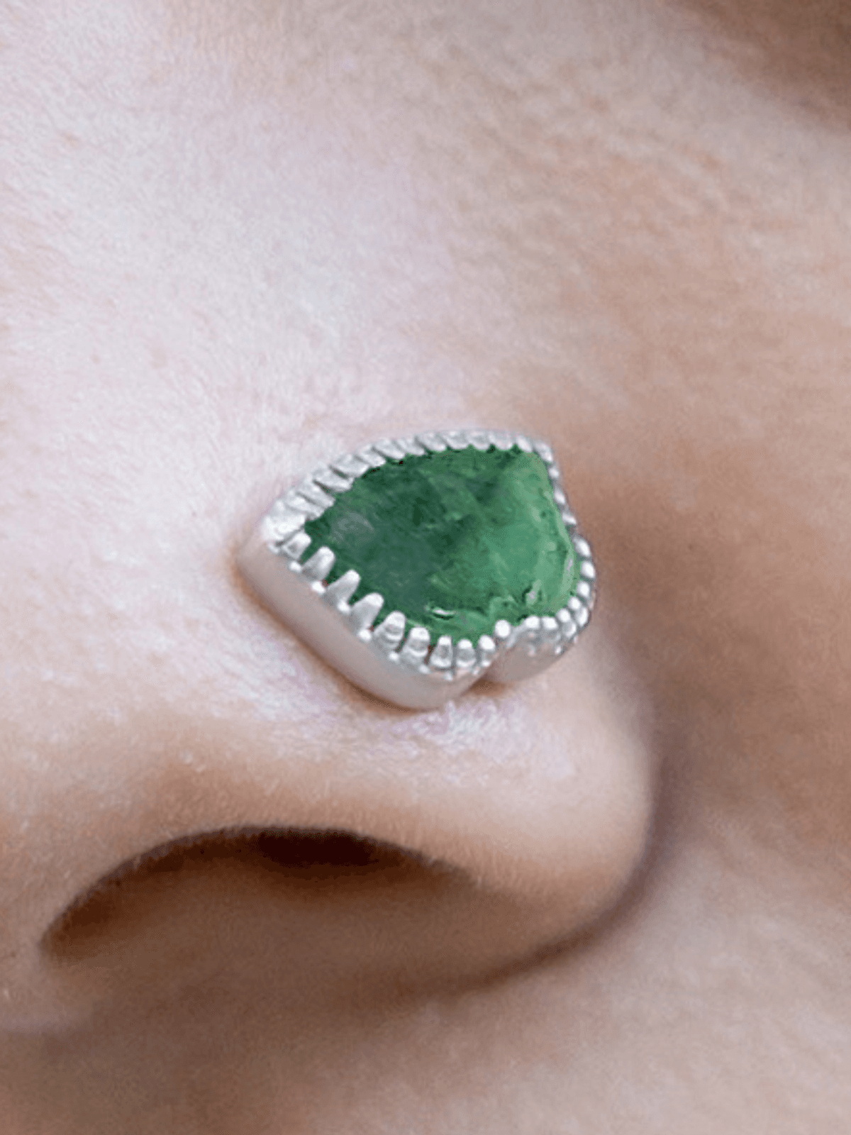 PICHWAI EMERALD LOTUS LEAF NOSE PIN