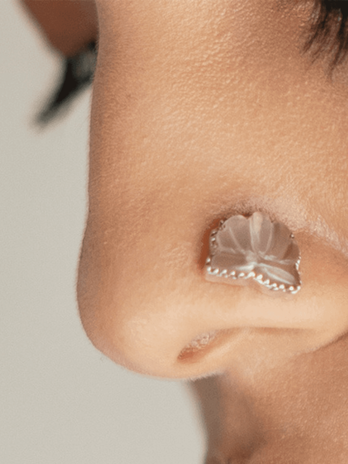 PICHWAI ROSE QUARTZ LOTUS NOSE PIN