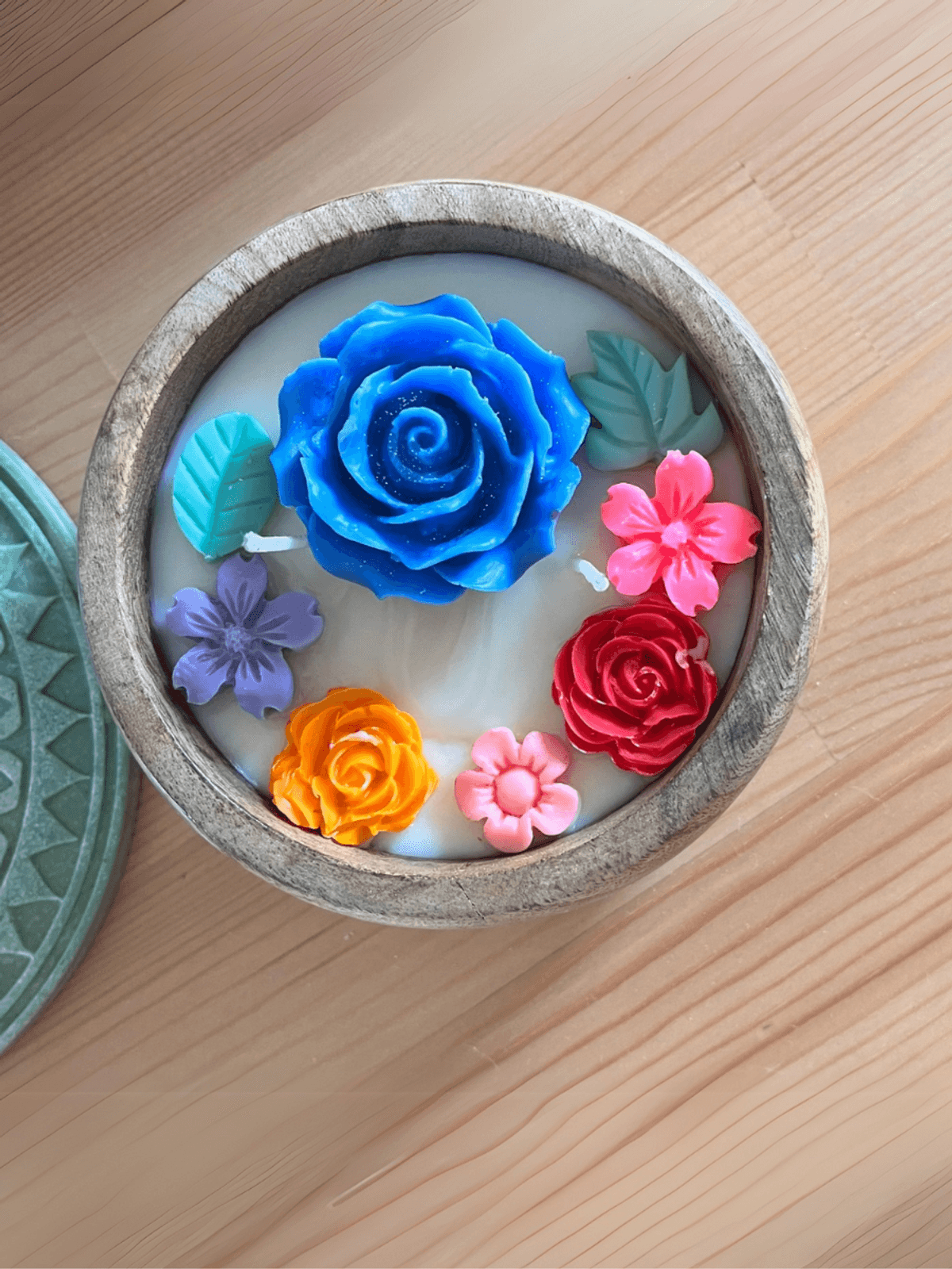 Oudh - Floral Dream Artisanal Soy Candles in Wooden Bowl Oudh - Floral Dream Artisanal Soy Candles in Wooden Bowl