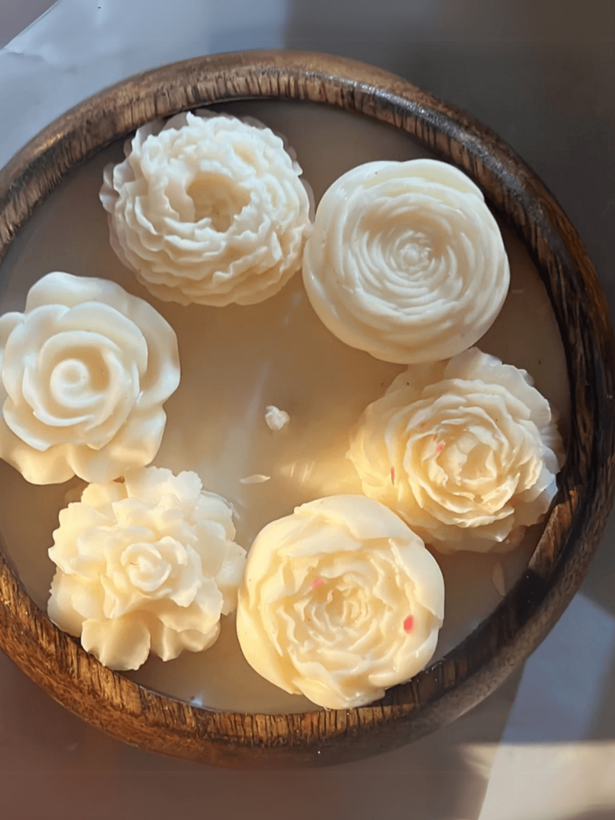 Round Scented Artisanal Candles in all white Round Scented Artisanal Candles in all white